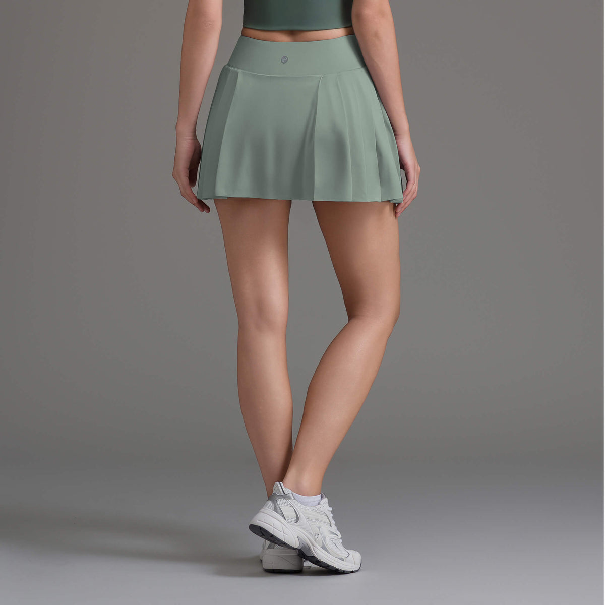 Falda corta deportiva verde olivo estilo plisado con bolsita lisa en la cintura