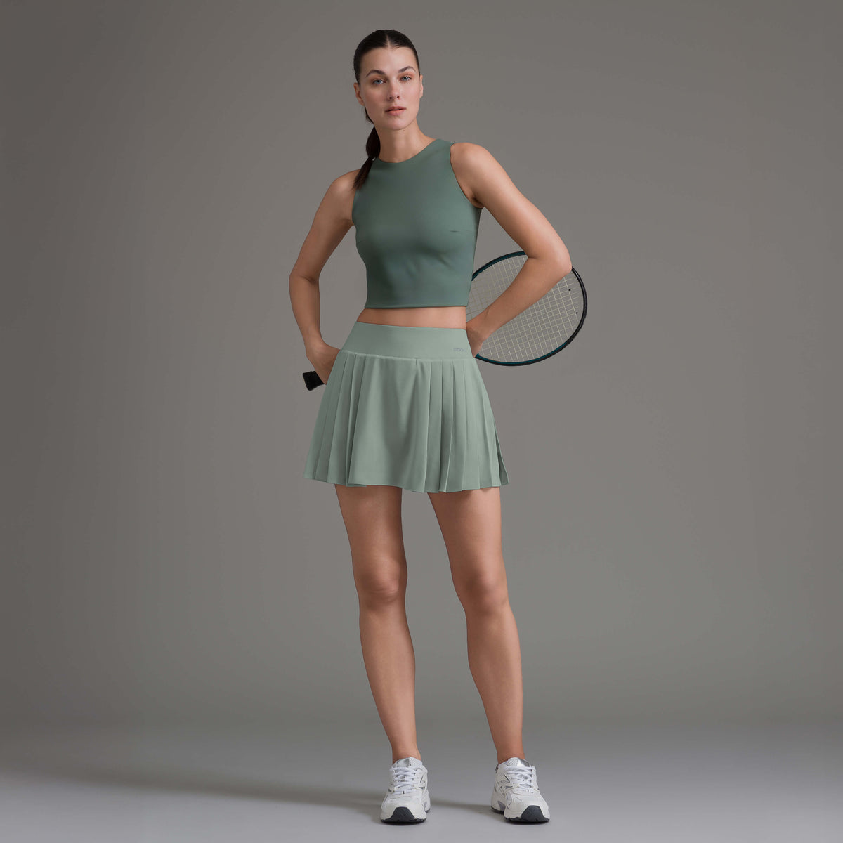 Falda corta deportiva verde olivo plisada con vuelo y dobladillo redondeado