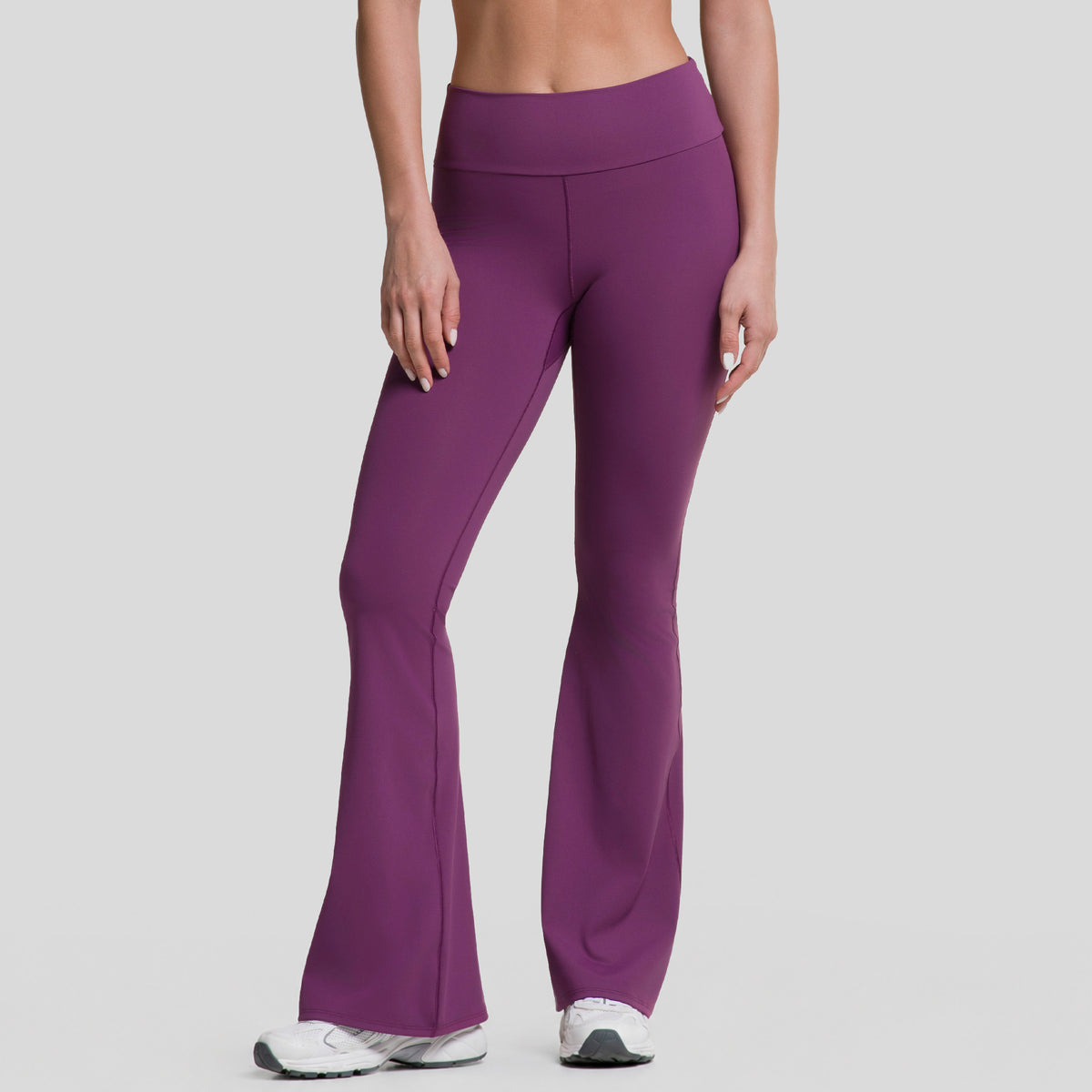 Legging acampanado morado mujer, detalle de cintura alta y costuras en muslos