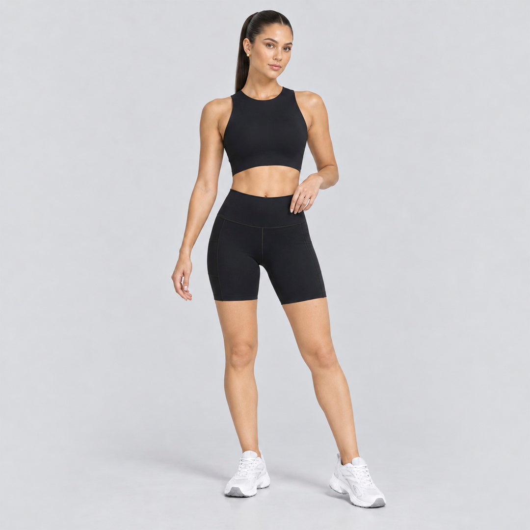 Conjunto deportivo: top sin mangas y short biker negro, tiro alto y ajuste ceñido.