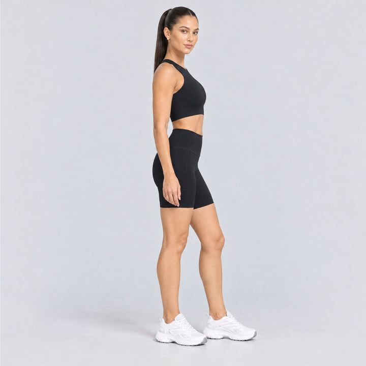 Conjunto deportivo negro con top sin mangas y short biker entallado de pierna corta.