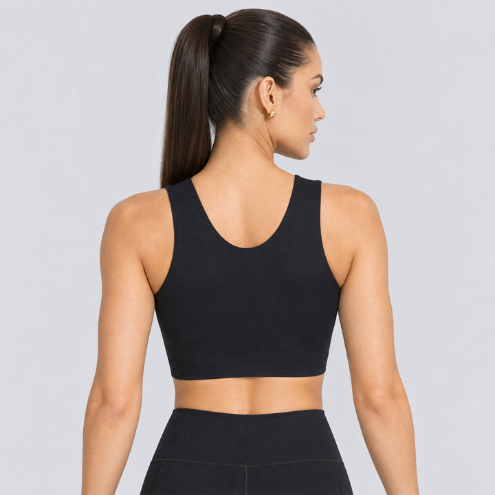 Top deportivo negro sin mangas con espalda descubierta y short biker a juego.