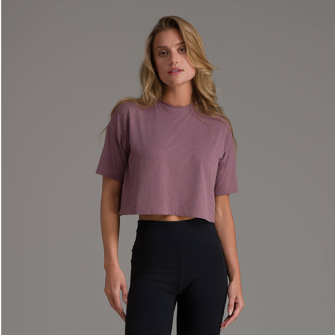 Playera casual corta de mujer color morado, cuello redondo y mangas cortas.