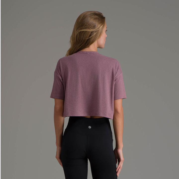 Playera casual corta de mujer morada vista trasera, cuello redondo y mangas cortas.