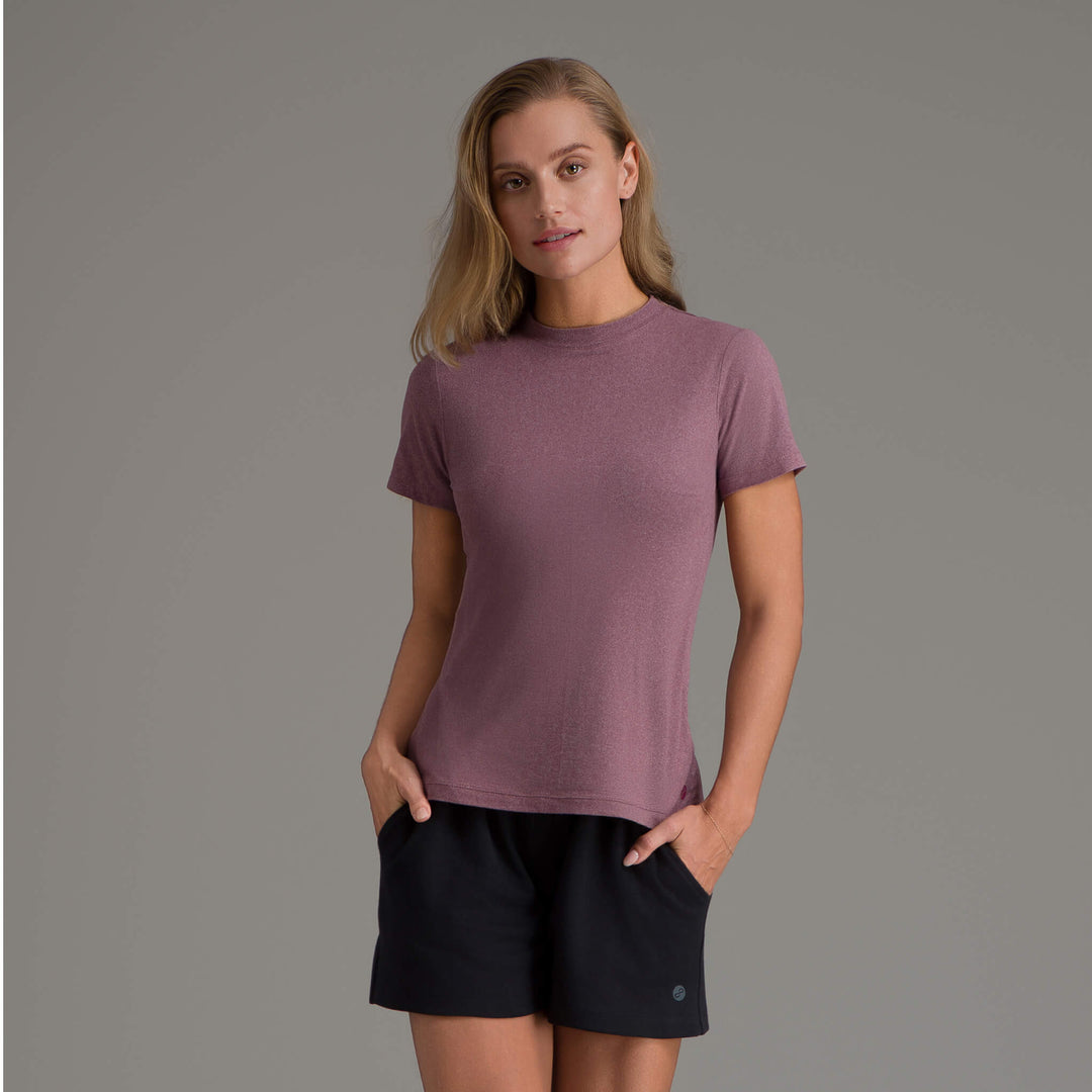 Playera casual de mujer color ciruela, cuello redondo y manga corta