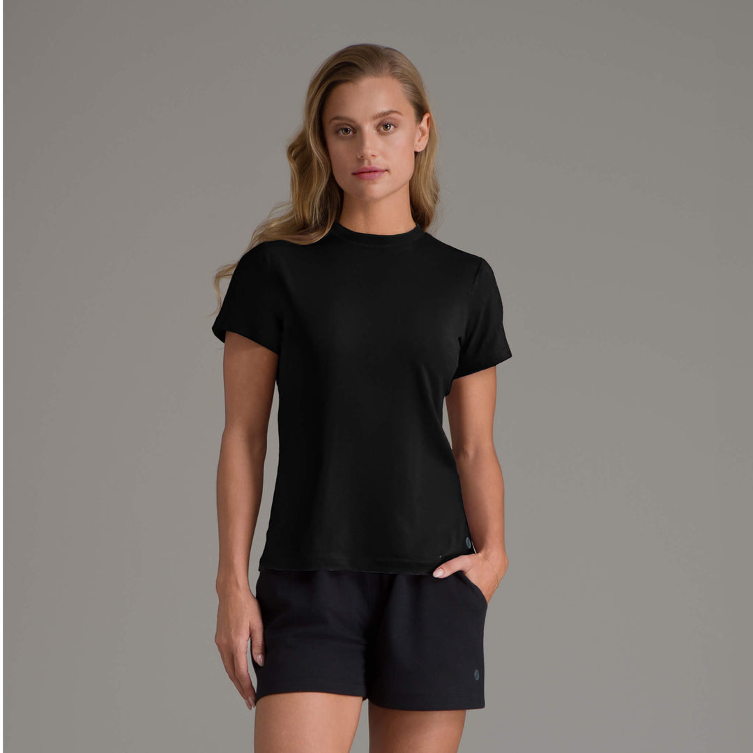 Playera casual de mujer negra, cuello redondo y manga corta