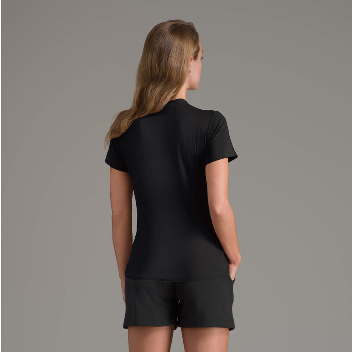 Playera casual de mujer negra vista trasera, manga corta y cuello redondo