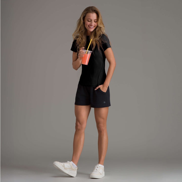Playera casual de mujer negra con cuello redondo y manga corta