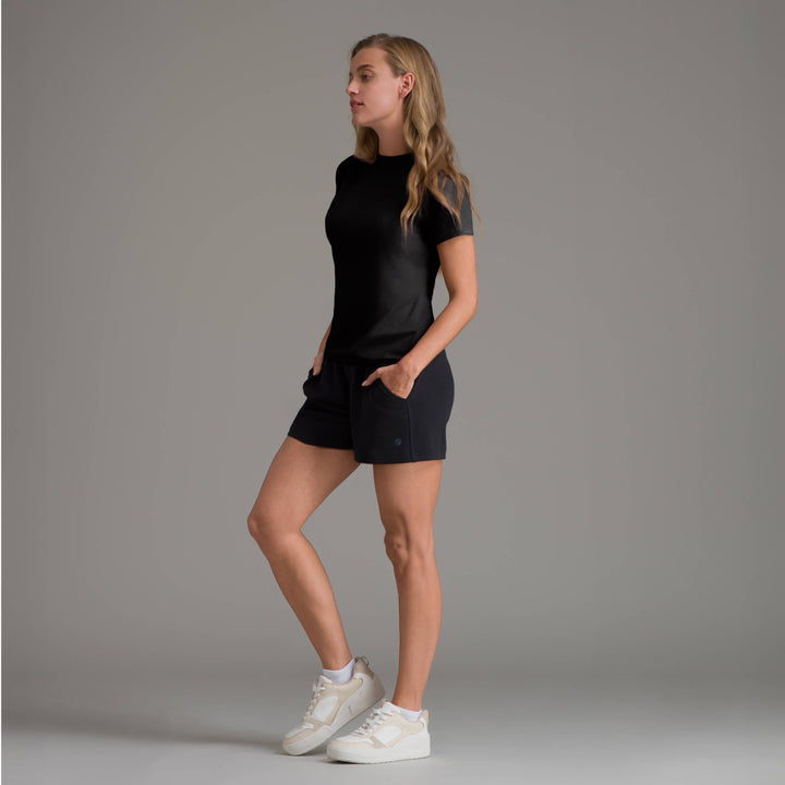 Playera casual de mujer negra de perfil, cuello redondo y manga corta