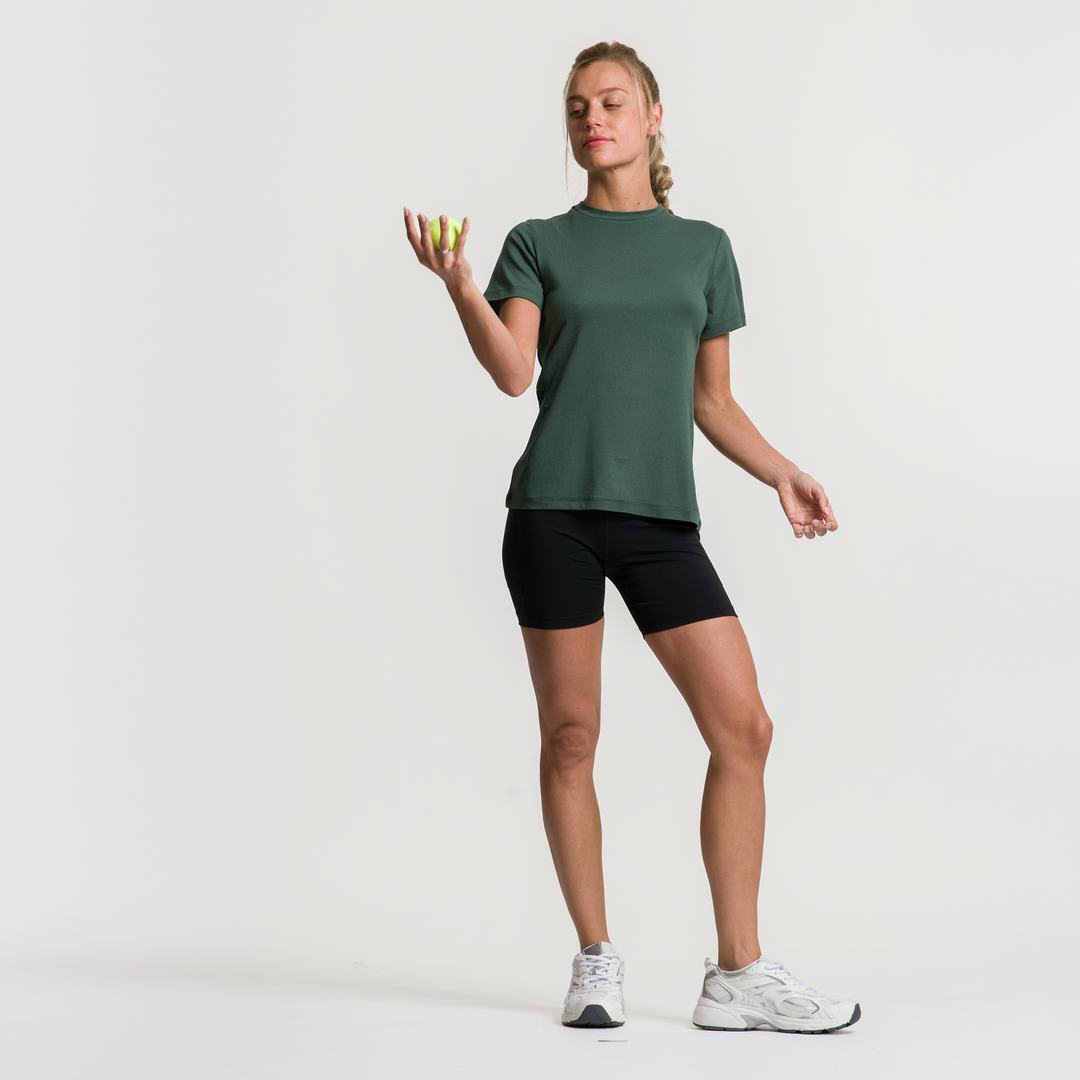 Conjunto camiseta casual mujer ATLEKX verde, cuello redondo y manga corta; con short negro