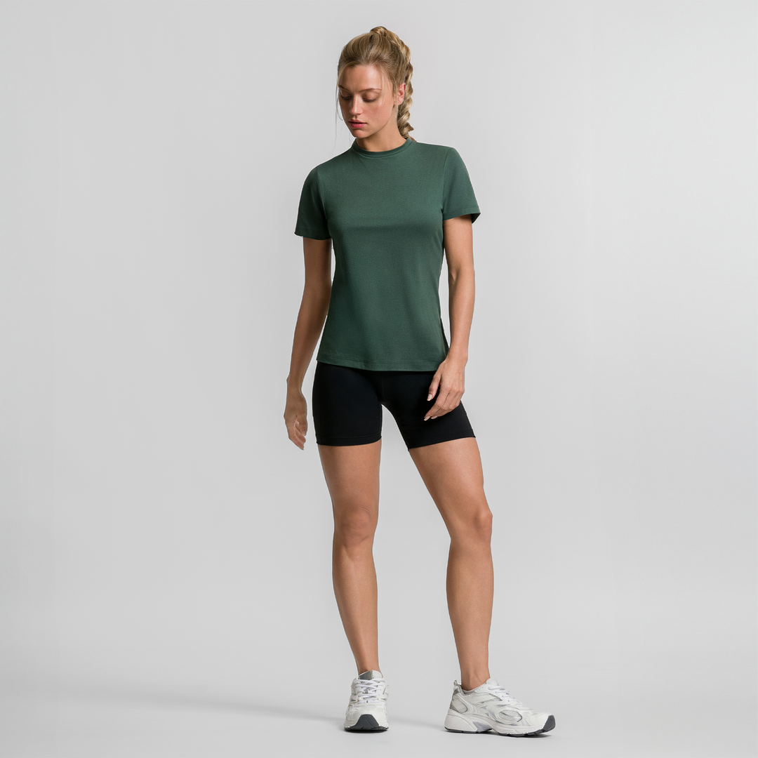 Camiseta casual mujer ATLEKX verde con cuello redondo y manga corta; short negro a la rodilla