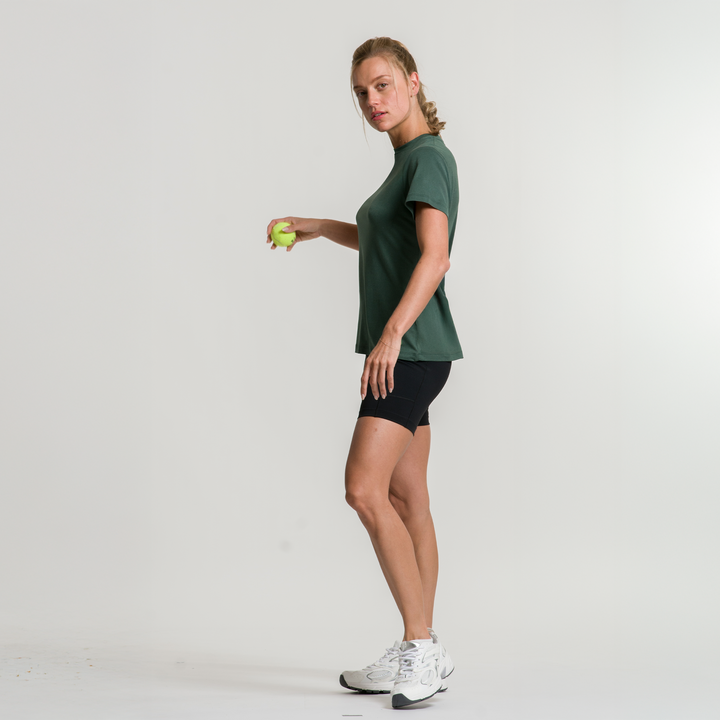 Camiseta casual mujer ATLEKX verde, cuello redondo y manga corta; short negro ajustado