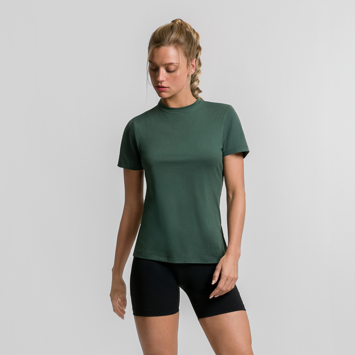 Camiseta casual mujer ATLEKX verde con cuello redondo y manga corta; vista frontal con short negro