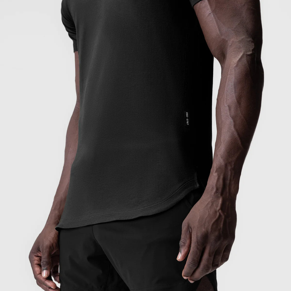 T-shirt para deportes high performance de color negro, vista lateral izquierda al detalle.