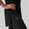 Short con legging interno en tela DynamicTech, vista lateral derecha, perfil con logotipo.