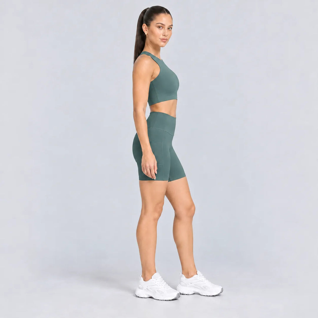 Conjunto deportivo verde: top sin mangas y short biker a la cintura.