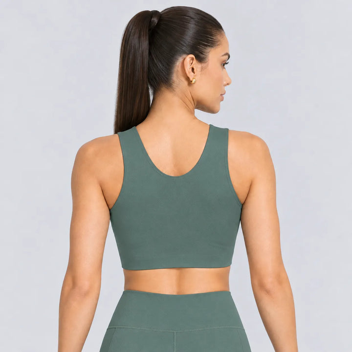 Conjunto deportivo verde oscuro: top sin mangas con espalda deportiva y short biker.
