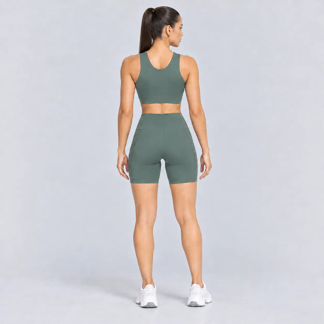 Conjunto deportivo verde: top sin mangas con espalda abierta y short biker.