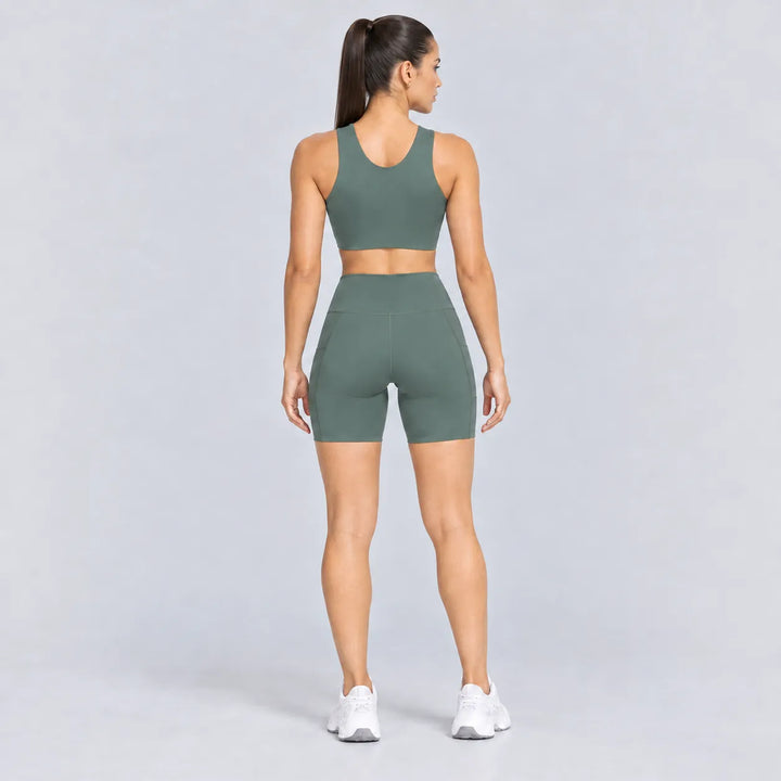 Conjunto deportivo verde: top sin mangas con espalda abierta y short biker.