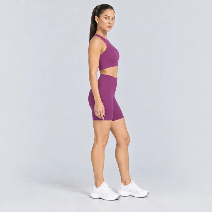 Conjunto deportivo morado de top sin mangas y short biker ajustado