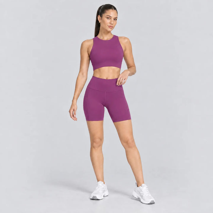 Conjunto deportivo de top sin mangas y short biker morado