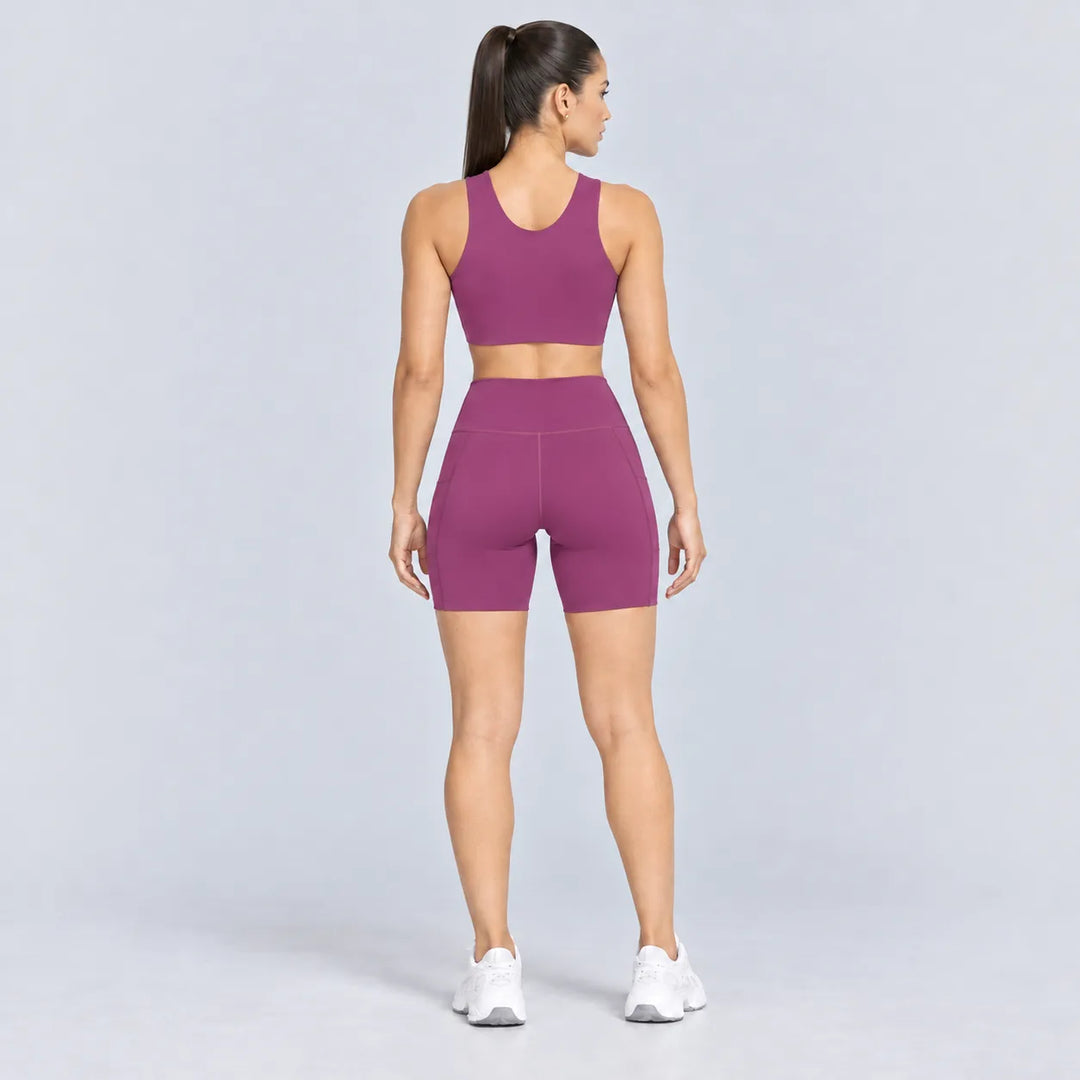 Conjunto deportivo morado con top sin mangas y short biker de tiro medio