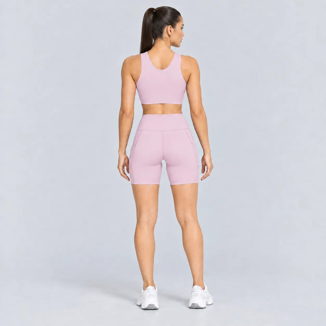 Conjunto deportivo lila visto de espaldas: top sin mangas y short biker
