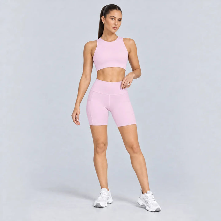 Conjunto deportivo lila: top sin mangas y short biker a juego