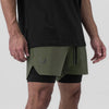 Short verde con inner en tela DynamicTech, primer plano del lateral derecho, detalles del logo.