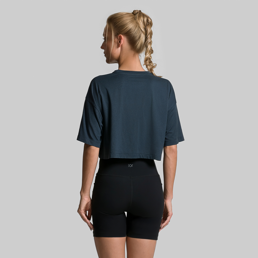Playera casual corta de mujer azul marino, vista trasera, cuello redondo y mangas cortas.