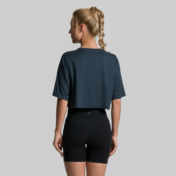 Playera casual corta de mujer azul marino, vista trasera, cuello redondo y mangas cortas.