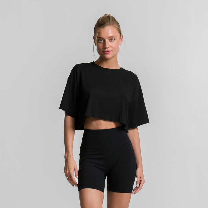 Playera casual corta negra, manga corta y cuello redondo; dobladillo recortado