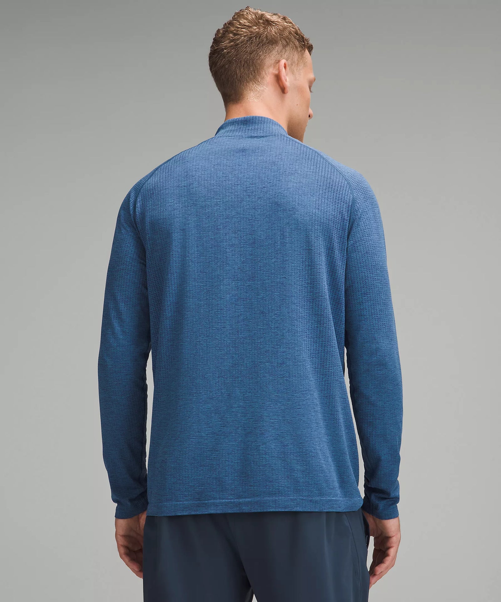 Pullover multi-purpose de color azul, vista trasera.