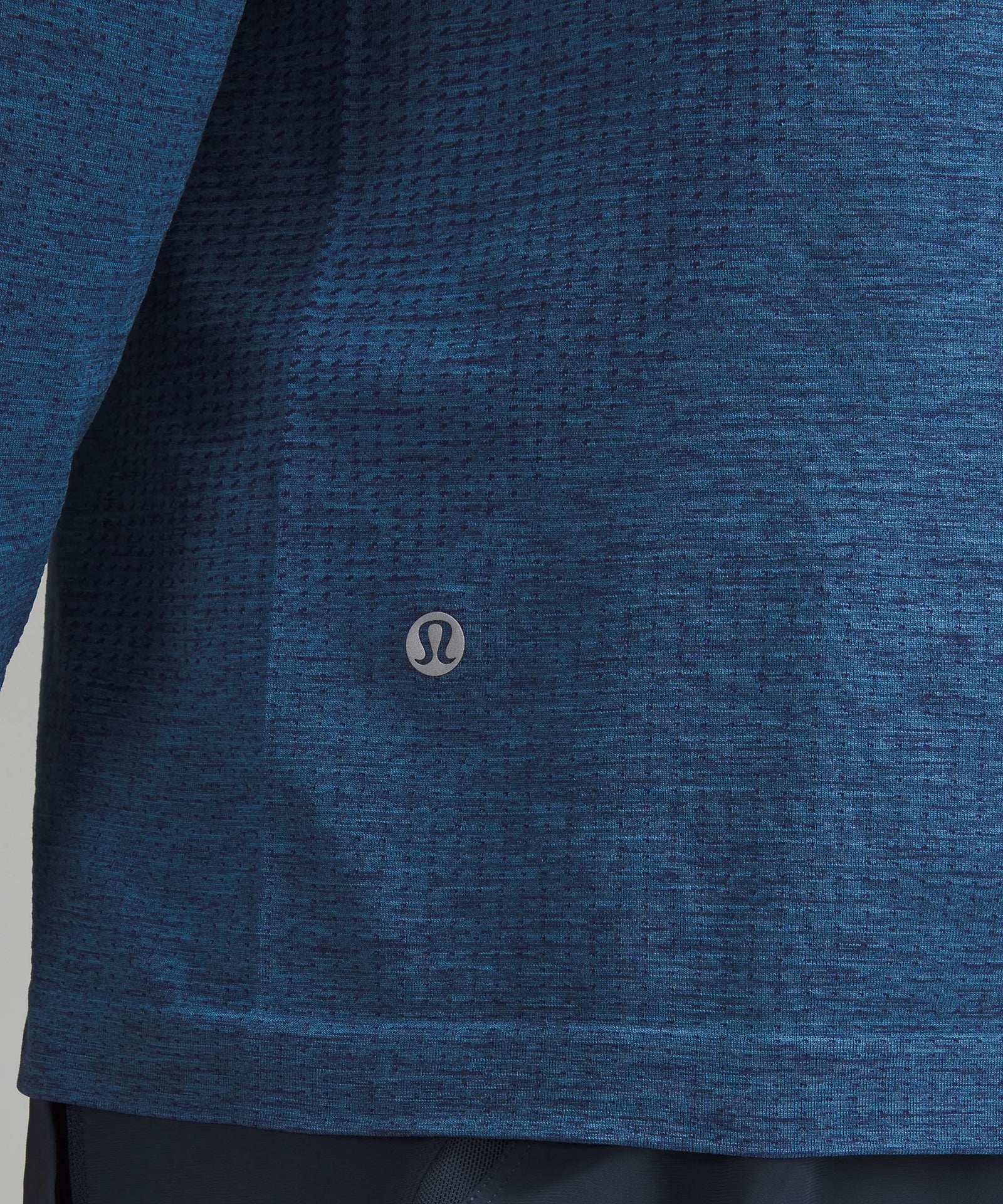 Pullover multi-purpose de color azul, vista lateral derecha con detalle al logo.