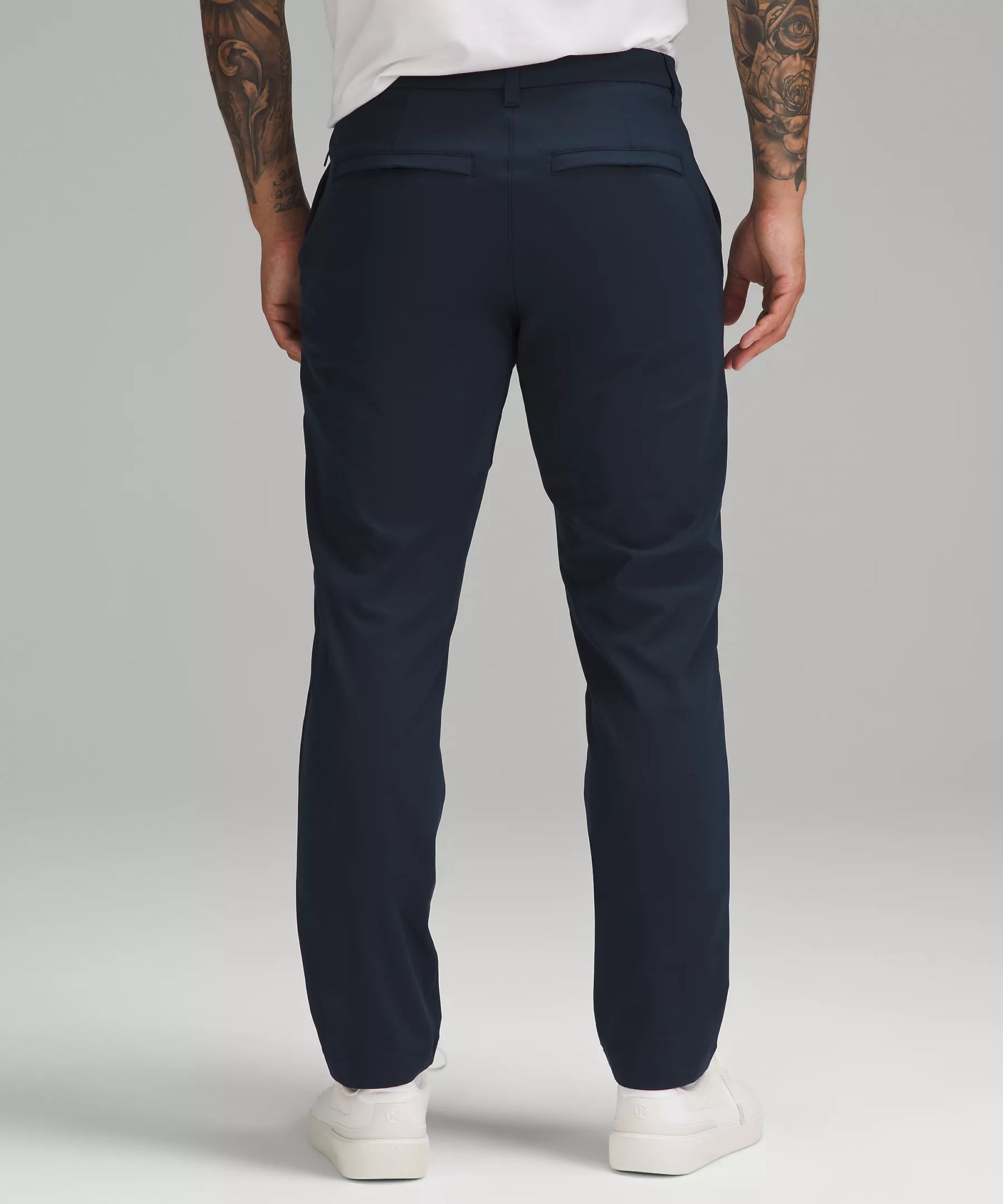 Pantalón Reliable Pant para hombre de color azul, vista trasera.