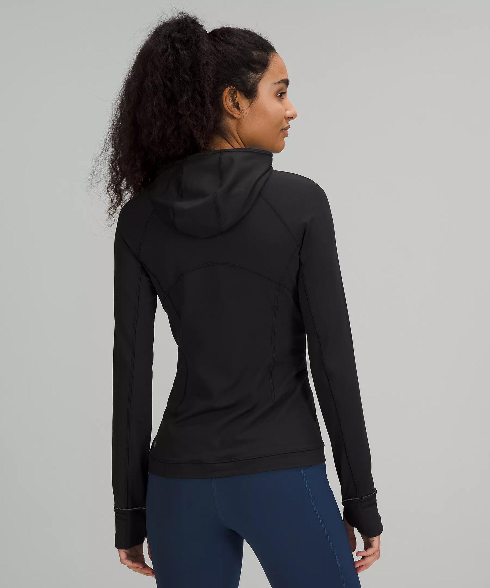 Multi-purpose hoodie para mujer de color negro, vista trasera.