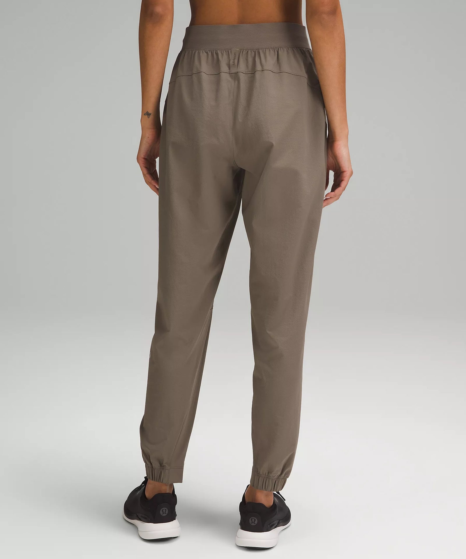 Pantalón Reliable Evo Jogger para mujeres, vista trasera.