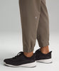 Pantalón Reliable Evo Jogger para mujeres, vista lateral izquierda con detalle a la bota.