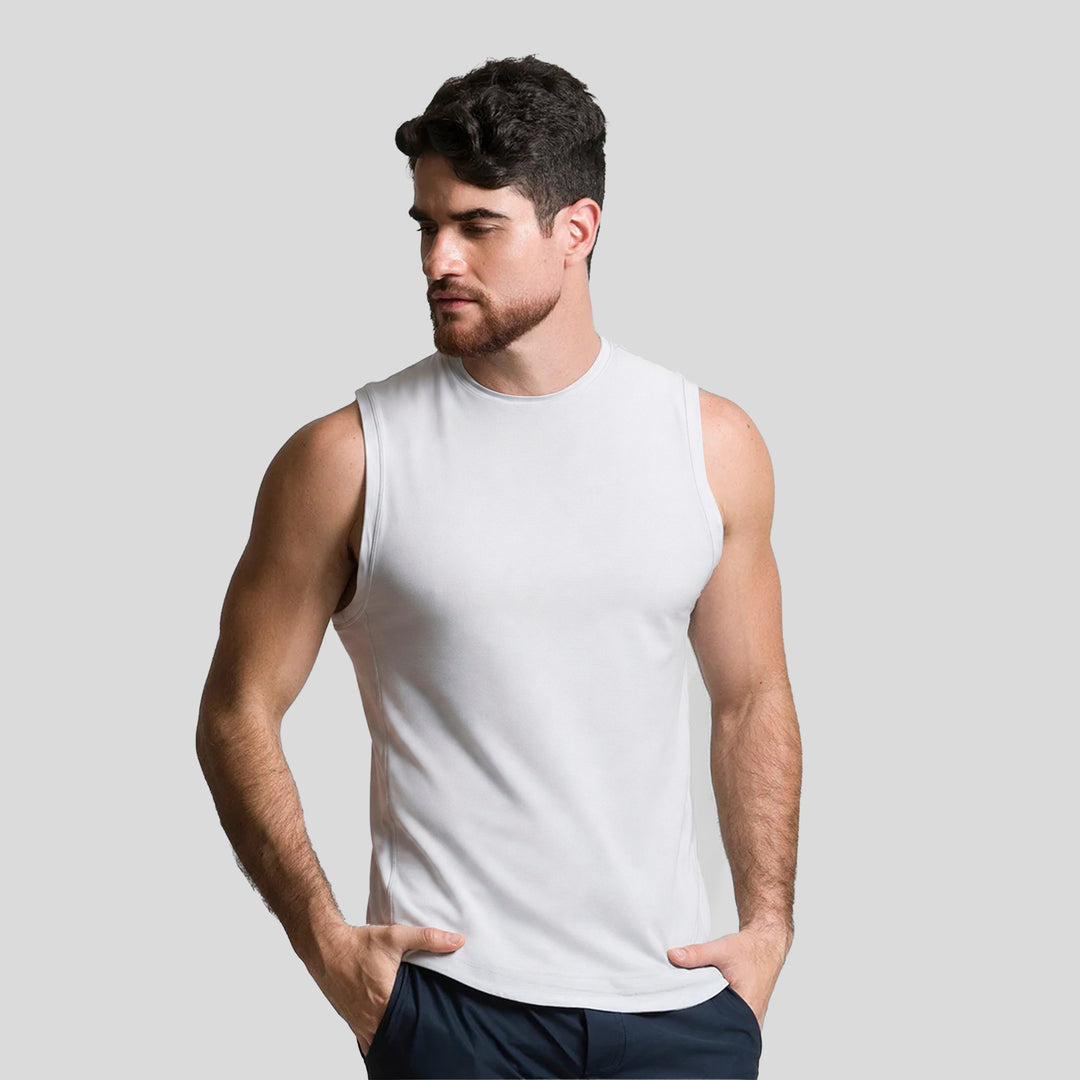 Camiseta deportiva sin mangas de hombre blanca, cuello redondo