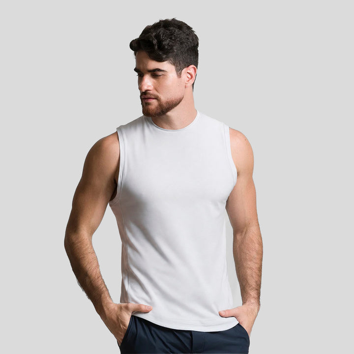 Camiseta deportiva sin mangas de hombre blanca, cuello redondo