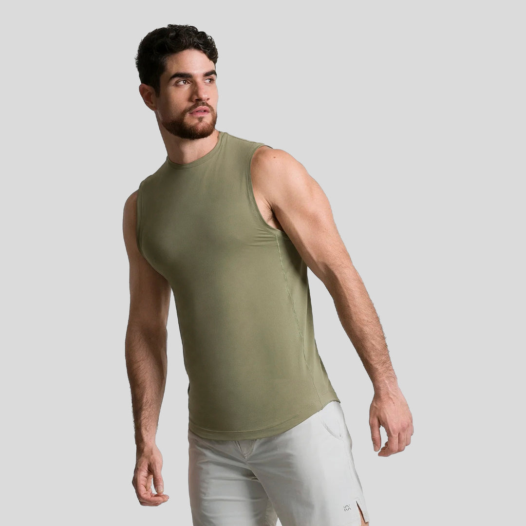 Camiseta deportiva sin mangas de hombre verde oliva, cuello redondo