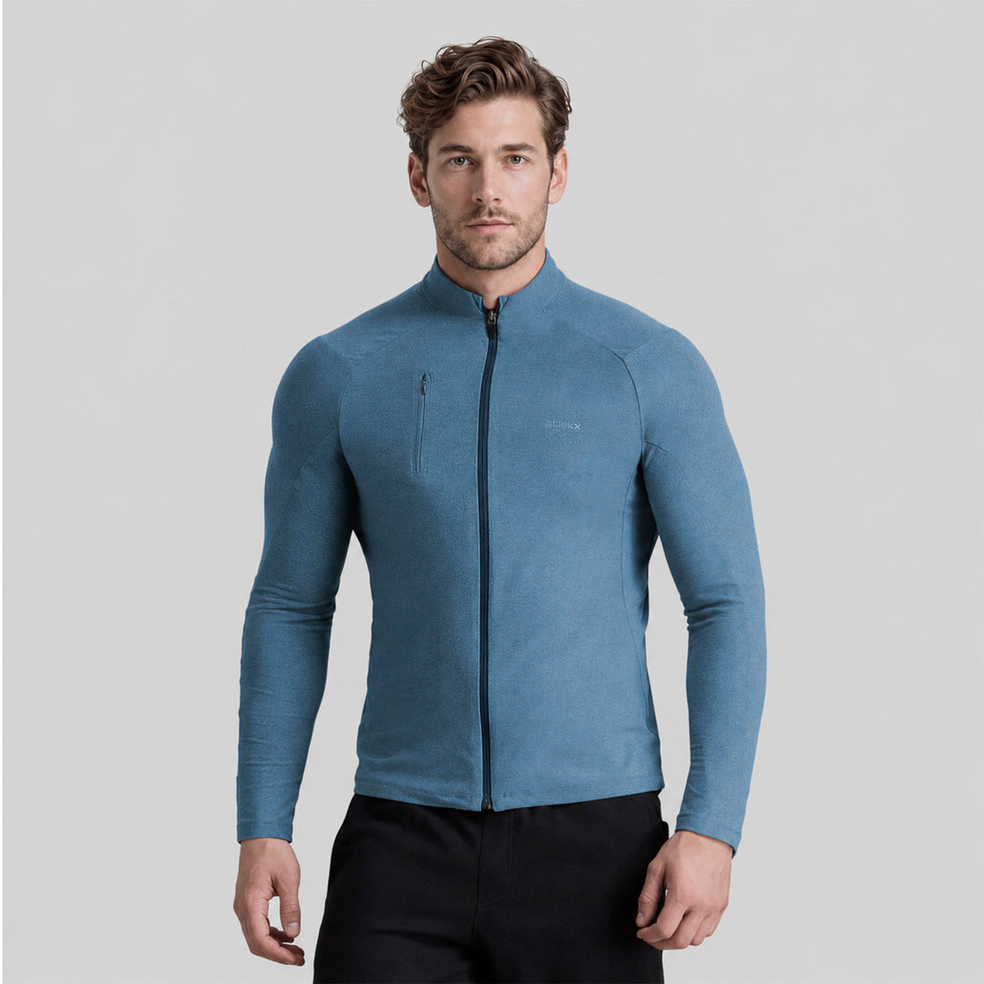 Chamarra deportiva azul con cierre y cuello alto, vista frontal, manga larga.