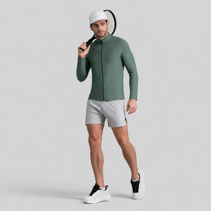 Chamarra deportiva verde con cierre frontal y cuello alto, manga larga.
