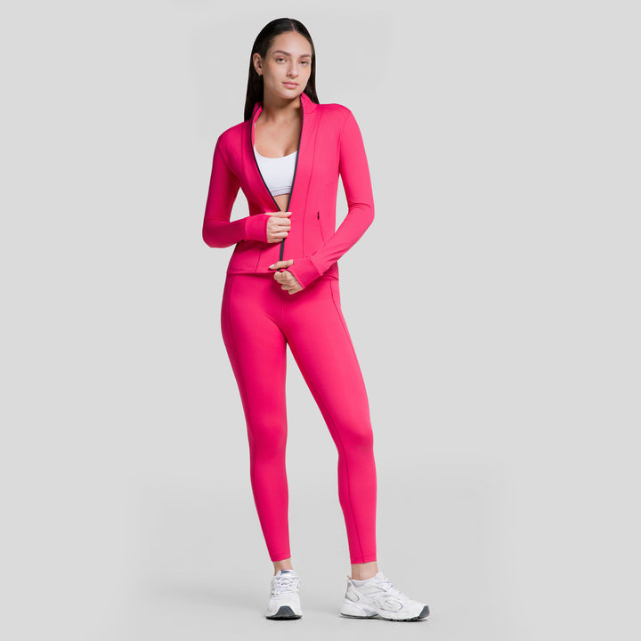 Chamarra deportiva para mujer fucsia con cremallera frontal completa y cuello alto, manga larga.