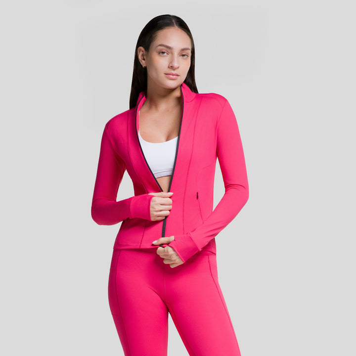 Chamarra deportiva mujer fucsia con cremallera completa al frente y puños ajustados.