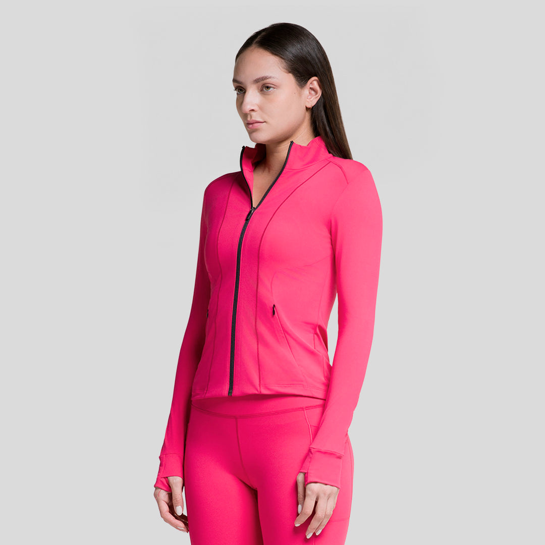Chamarra deportiva mujer fucsia con cremallera al frente y corte entallado.