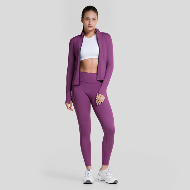Chamarra deportiva mujer morada con cremallera frontal completa y cuello alto.