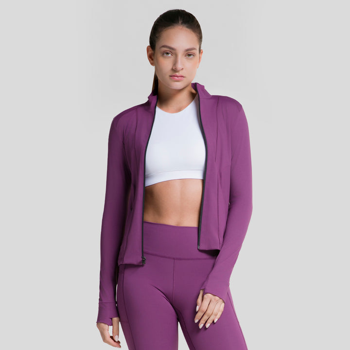 Chamarra deportiva mujer morada con cremallera completa al frente y mangas largas.