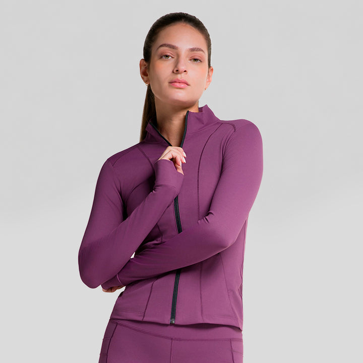 Chamarra deportiva mujer morada con cremallera frontal completa y tejido elástico.