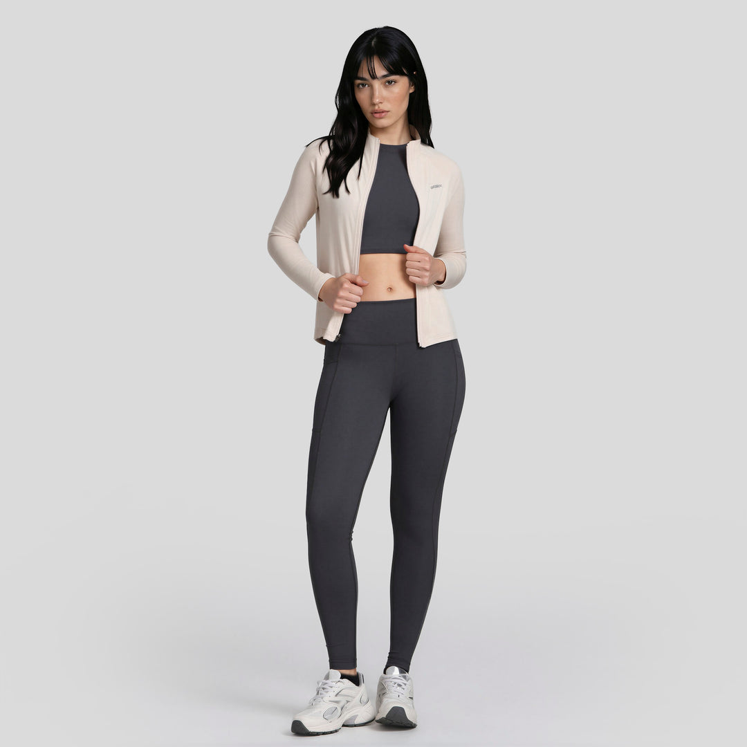 Chamarra deportiva de mujer color beige con cierre frontal y manga larga